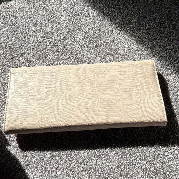 Faux snakeskin beige clutch - Picture 5 of 7